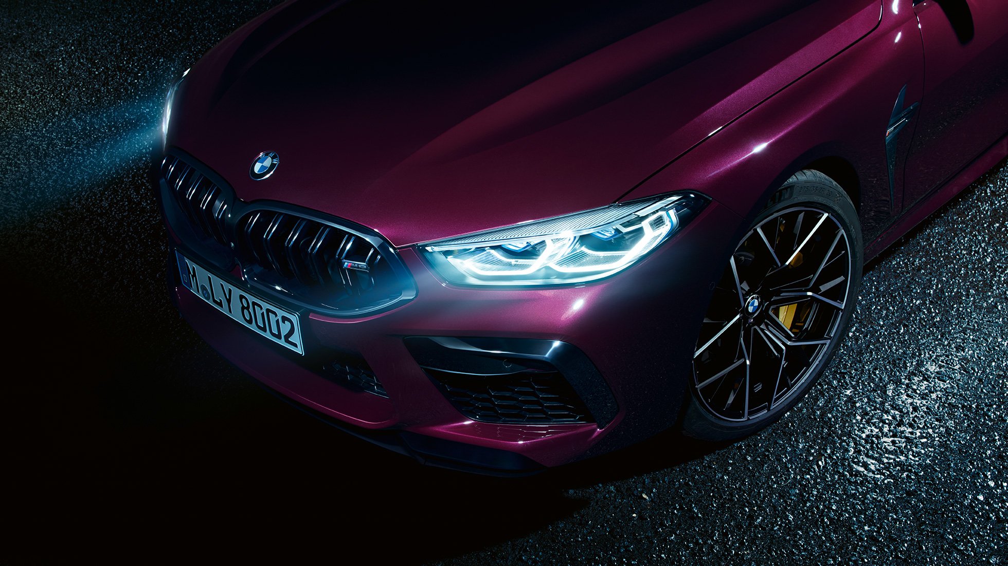 A BMW M8 Competition Gran Coupé, közeli elülső oldalnézet A BMW M8 Competition Gran Coupé BMW Lézervilágítással, F93, 2020, BMW Individual Ametrin metálfényezés, közeli elülső oldalnézet