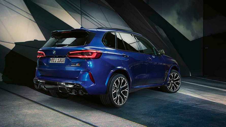 BMW X5 M, F95, egy álló autó rézsútos hátulnézetből BMW M modellek, BMW X5 M, F95, egy álló autó rézsútos hátulnézetből