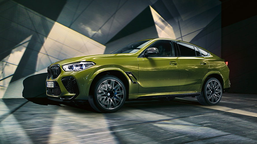BMW X6 M, F96, egy álló autó rézsútos oldalnézetből BMW M modellek, BMW X6 M, F96, egy álló autó rézsútos oldalnézetből