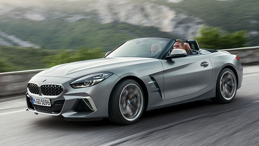 BMW Z4 M, G29, egy utcán haladó autó rézsútos oldalnézetből BMW M modellek, BMW Z4 M, G29, egy utcán haladó autó rézsútos oldalnézetből