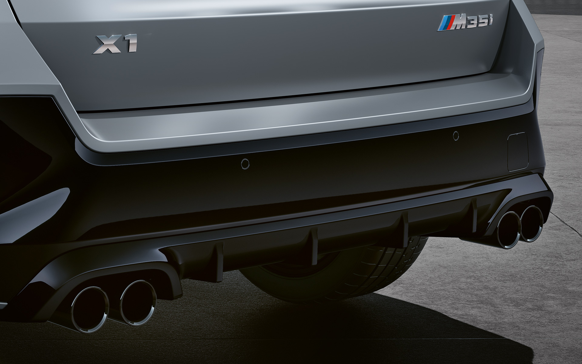 BMW X1 M35i xDrive, a kipufogók közelről BMW X1 M35i xDrive, külső, a kipufogók közelről