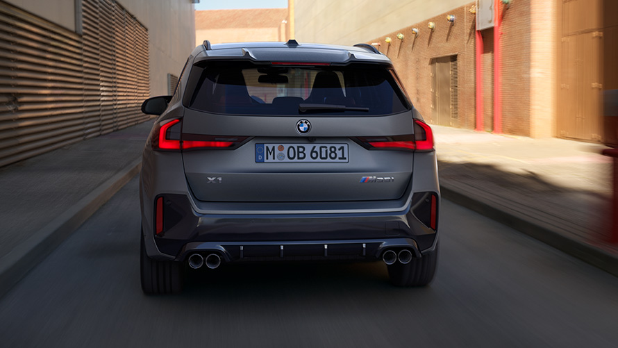 BMW X1 M35i xDrive BMW X1 M35i xDrive, egy mozgó autó hátulnézetből