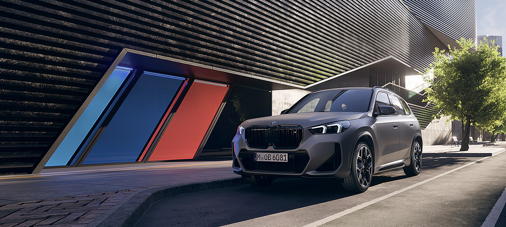 BMW X5 M35i xDrive, egy álló autó rézsútos oldalnézetből