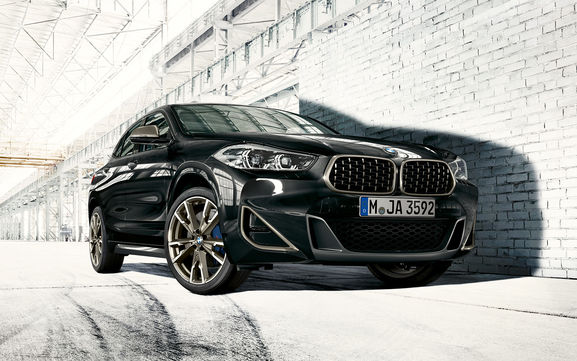 Dupla vese, BMW X2 M35i (F39), egy álló, Zafírfekete metálfényezésű autó rézsútos elölnézetből