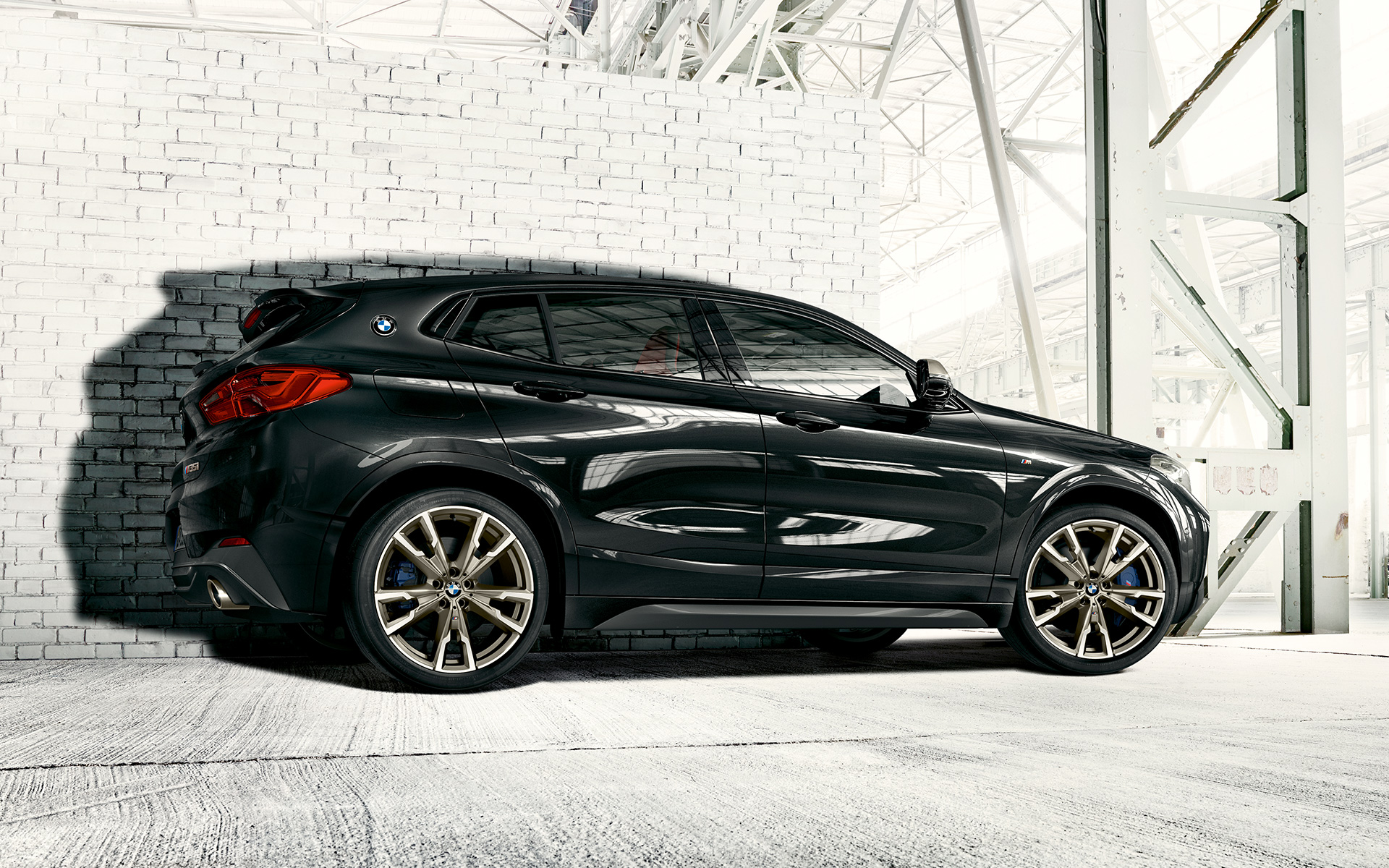 M könnyűfém keréktárcsák, BMW X2 M35i (F39), egy álló, Zafírfekete metálfényezésű autó oldalnézetből