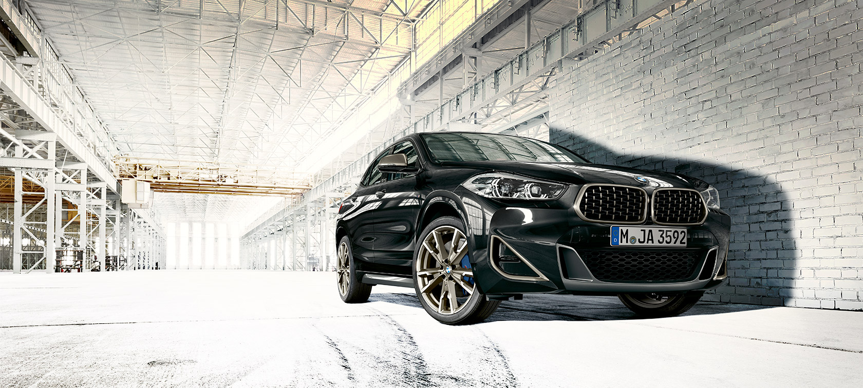 Egy BMW X2 M35i (F39) alacsony látószögből, Zafírfekete metál