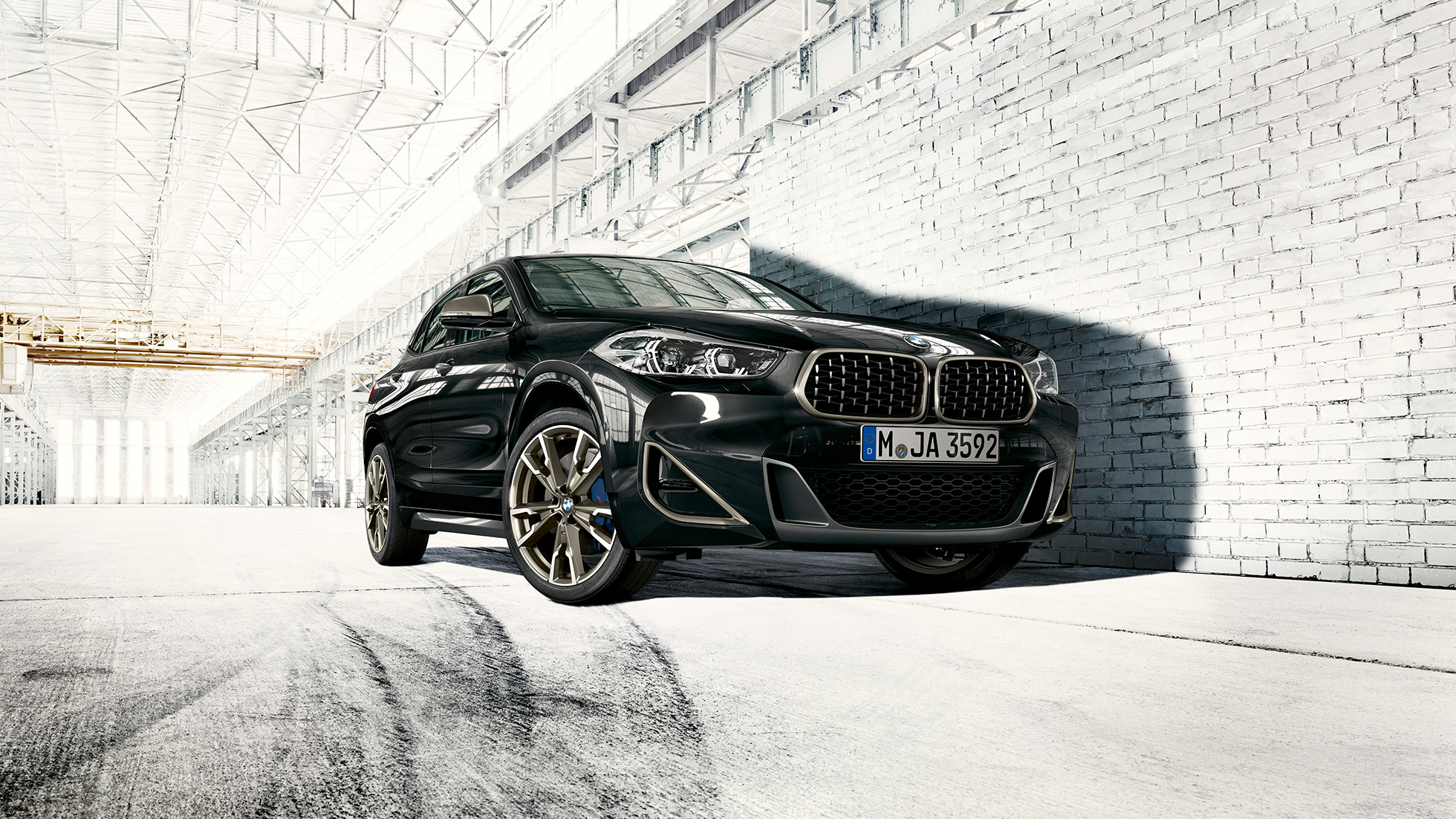 Dupla vese, BMW X2 M35i Dupla vese, MW X2 M35i, Zafírfekete metál, F39, rézsútos elölnézet
