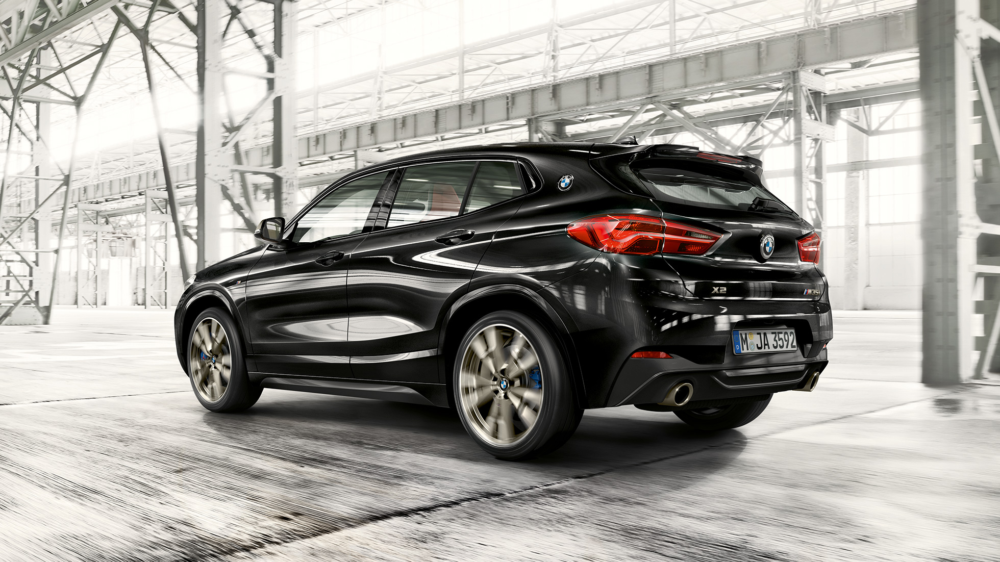 M hátsó légterelő, BMW X2 M35i M hátsó légterelő, BMW X2 M35i, Zafírfekete metál, F39, rézsútos elölnézet