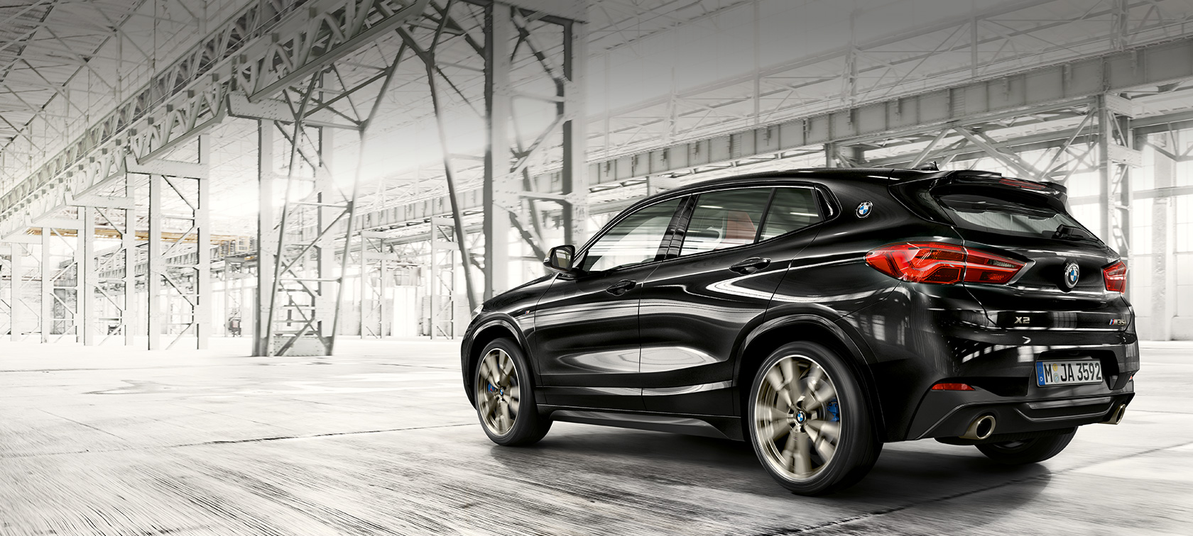 Rézsútos hátulnézet, BMW X2 M35i BMW X2, M35i, Zafírfekete metál, F39, rézsútos hátulnézet