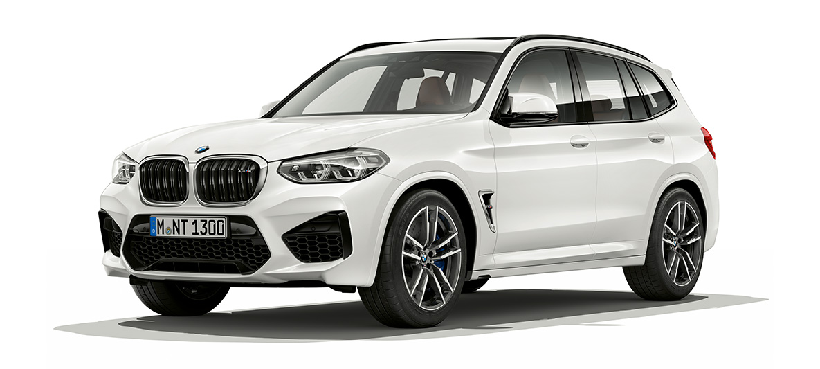 BMW X3 M, háromnegyedes oldalnézet. Alpesi Fehér BMW X3 M, kívülről, háromnegyedes oldalnézetből.