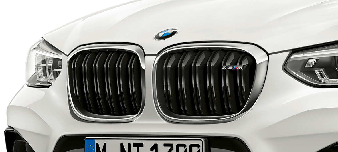BMW X3 M, M vesék. Alpesi fehér BMW X3 M, külső, orr-rész, M vesék krómozott elemekkel és típusmegjelöléssel.