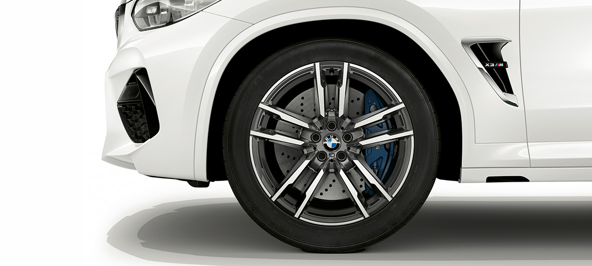 BMW X3 M, 20” méretű, Orbit szürke M könnyűfém keréktárcsák. Alpesi fehér BMW X3 M, külső, 20” méretű, Orbit szürke M könnyűfém keréktárcsák.