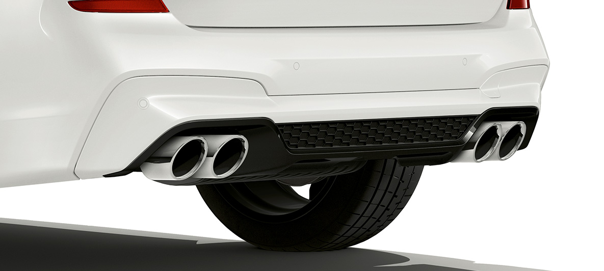 BMW X3 M, far a krómozott kipufogókkal. Alpesi fehér BMW X3 M, külső, far a krómozott kipufogókkal.