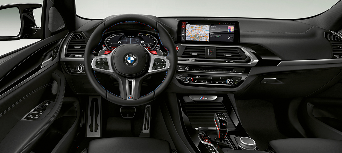 BMW X3 M, M bőrkormány. BMW X3 M, belső tér, műszerfal, M-specifikus kontrasztvarrással ellátott M bőrkormány.