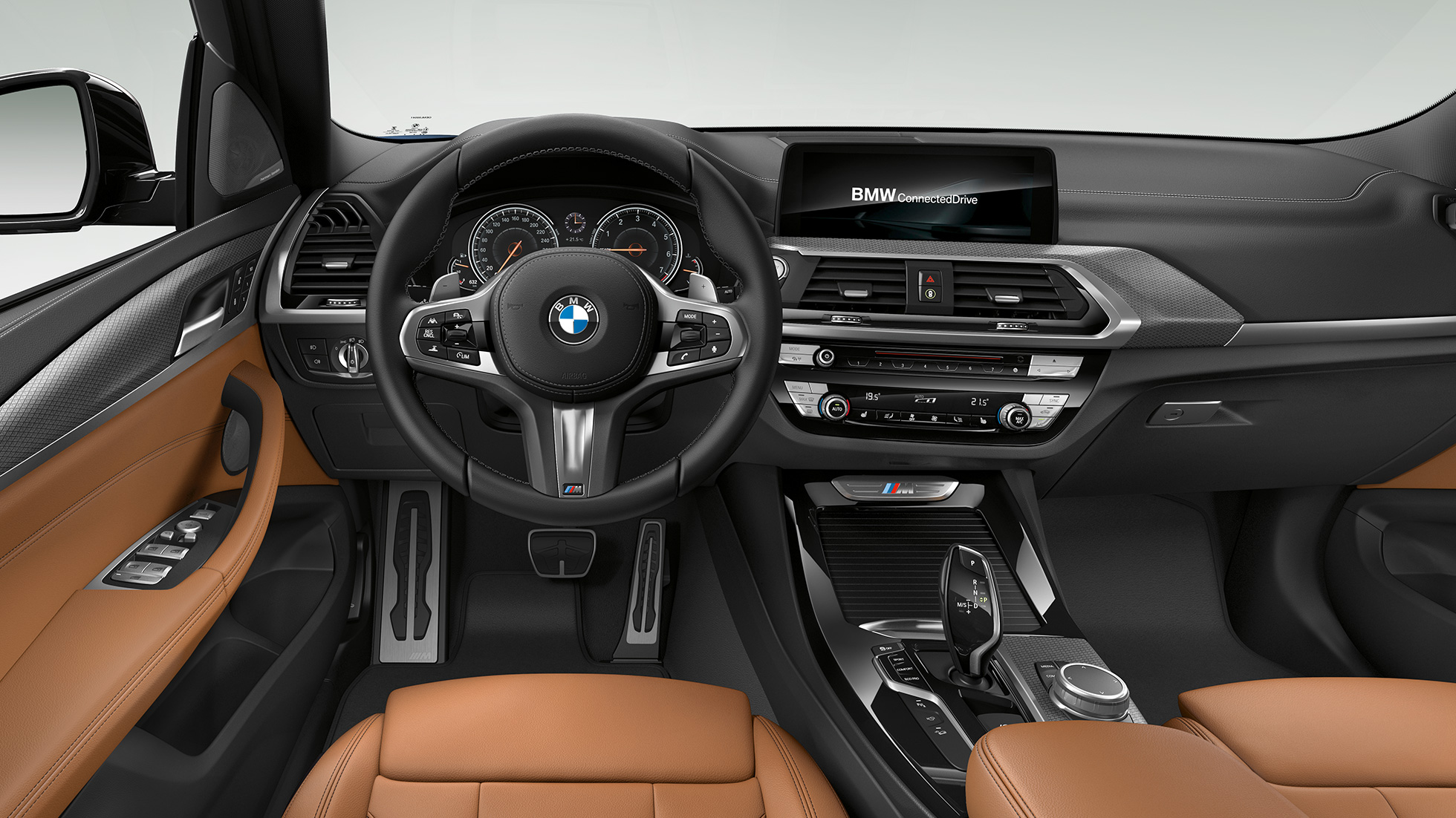 BMW X3 M40i és BMW X3 M40d, műszerfal. BMW X3 M40i és BMW X3 M40d, belső tér, a műszerfal az M bőrkormánnyal és az M Sport ülésekkel.