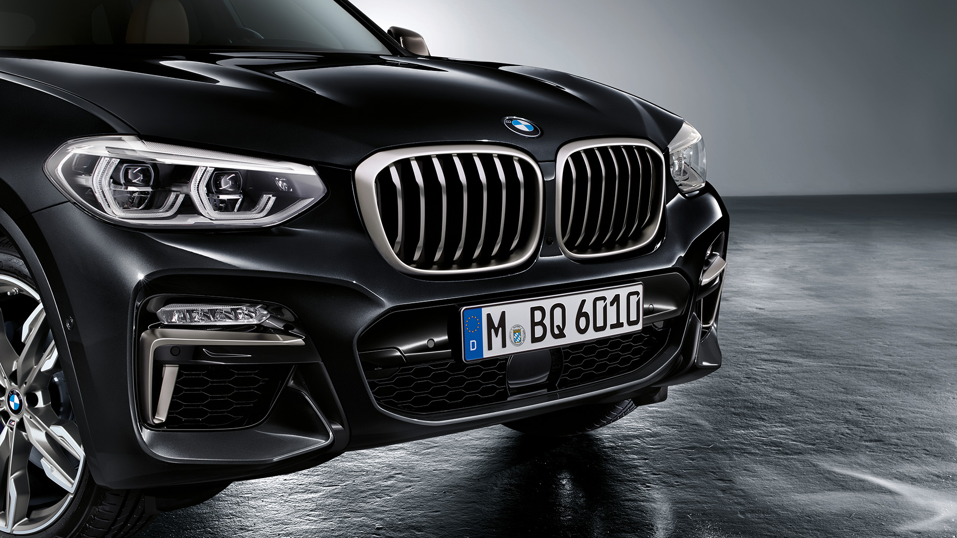 BMW X3 M40i és BMW X3 M40d, orr-rész. Zafírfekete metálfényezésű BMW X3 M40i és BMW X3 M40d, kívülről, az orr-részen látható Cerium szürke dizájnelemekkel.