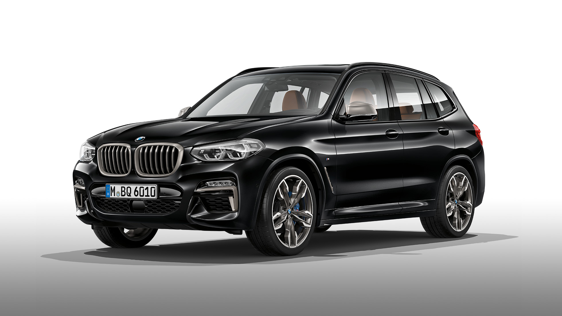 BMW X3 M40i és BMW X3 M40d, oldalnézet. Zafírfekete metálfényezésű BMW X3 M40i és BMW X3 M40d, kívülről, oldalnézetből.