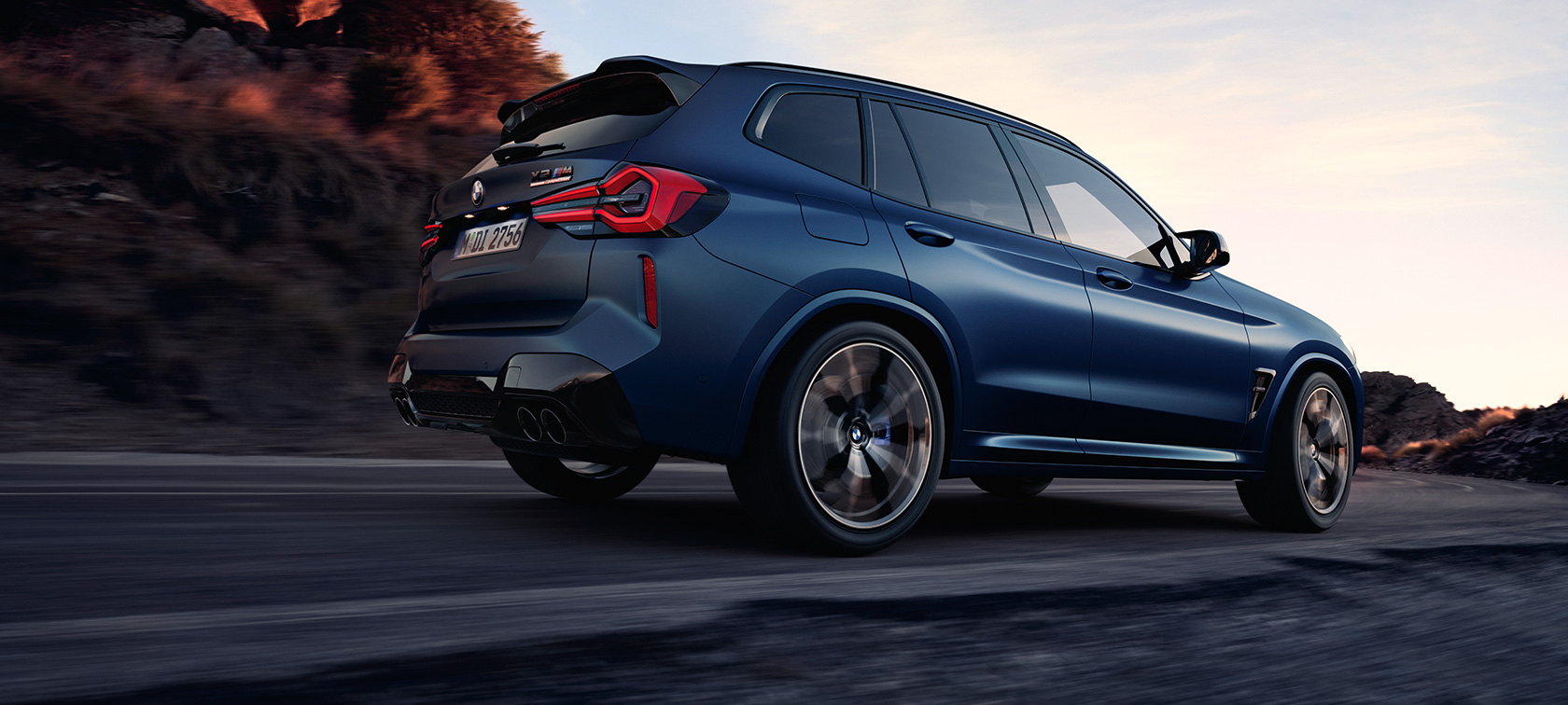 BMW M3 M Competition, F97 LCI, 2021, egy mozgó autó rézsútos alsó hátulnézetből BMW X3 M Competition, F97 LCI, Facelift 2021, egy mozgó, Frozen Marina Bay kék metálfényezésű autó alsó rézsútos hátulnézetből