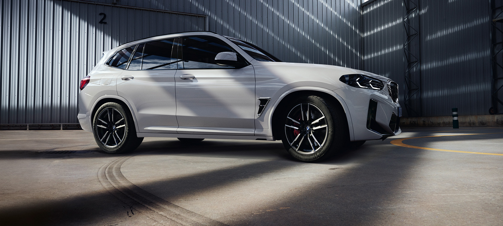 BMW X3 M, F97 LCI, Facelift 2021, rézsútos oldalnézet BMW X3 M, F97 LCI, Facelift 2021, Alpesi fehér, rézsútos oldalnézet
