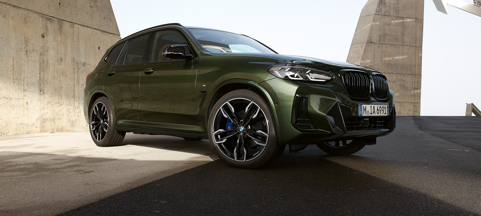 BMW X3 M40i, G01 LCI, Facelift 2021, egy álló autó rézsútos elölnézetből BMW X3 M40i, G01 LCI, Facelift 2021, egy álló, Malachit zöld metálfényezésű autó rézsútos elölnézetből
