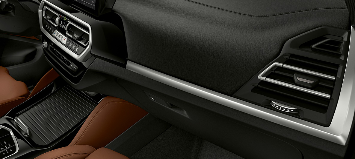 BMW Individual belső díszítőelemek, BMW X3 M, F97 LCI, Facelift 2021 BMW Individual Zongoralakk belső díszítőelemek a műszerfalon, BMW X3 M, F97 LCI, Facelift 2021