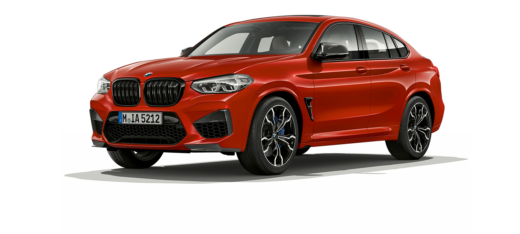 BMW X4 M Competition, háromnegyedes hátulnézet. Toronto vörös metálfényezésű BMW X4 M Competition, kívülről, háromnegyedes hátulnézetből.