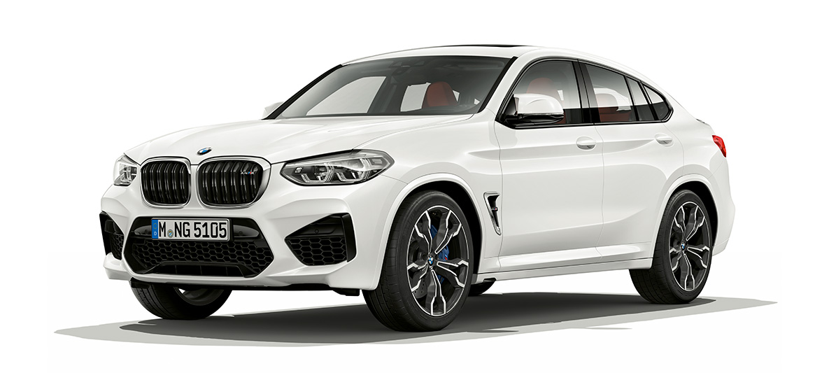 BMW X4 M, háromnegyedes oldalnézet. Alpesi Fehér BMW X4 M, háromnegyedes oldalnézet.