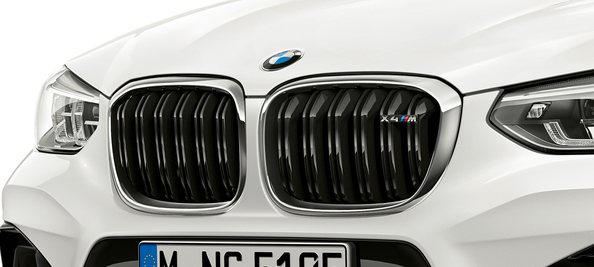 BMW X4 M, M vesék. Alpesi fehér BMW X4 M, külső, orr-rész, M vesék krómozott elemekkel és típusmegjelöléssel.