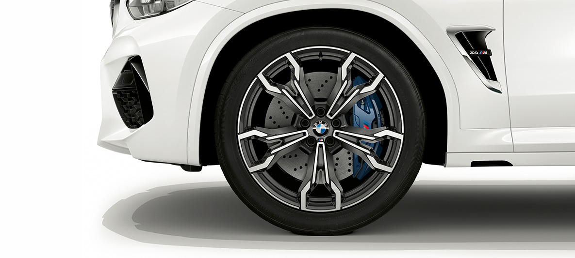 BMW X4 M, 20” méretű, Orbit szürke M könnyűfém keréktárcsák. Alpesi fehér BMW X4 M, külső, 21” méretű, Orbit szürke M könnyűfém keréktárcsák.