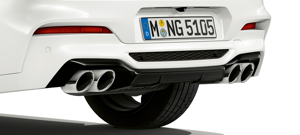 BMW X4 M, krómozott kipufogók. Alpesi fehér BMW X4 M, kívülről, far a krómozott kipufogókkal.