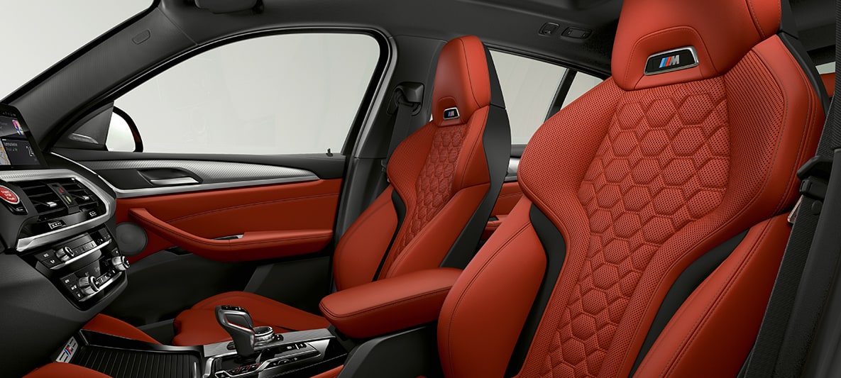 BMW X4 M, Sakhir narancs Merino bőrkárpitozású sportülések. BMW X4 M, belső tér, Sakhir narancs Merino bőrkárpitozású sportülések.