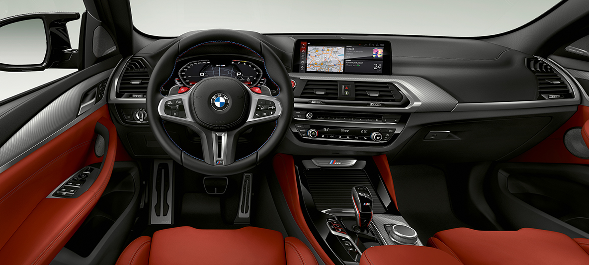 BMW X4 M, M bőrkormány. BMW X4 M, belső tér, műszerfal, M-specifikus kontrasztvarrással ellátott M bőrkormány.