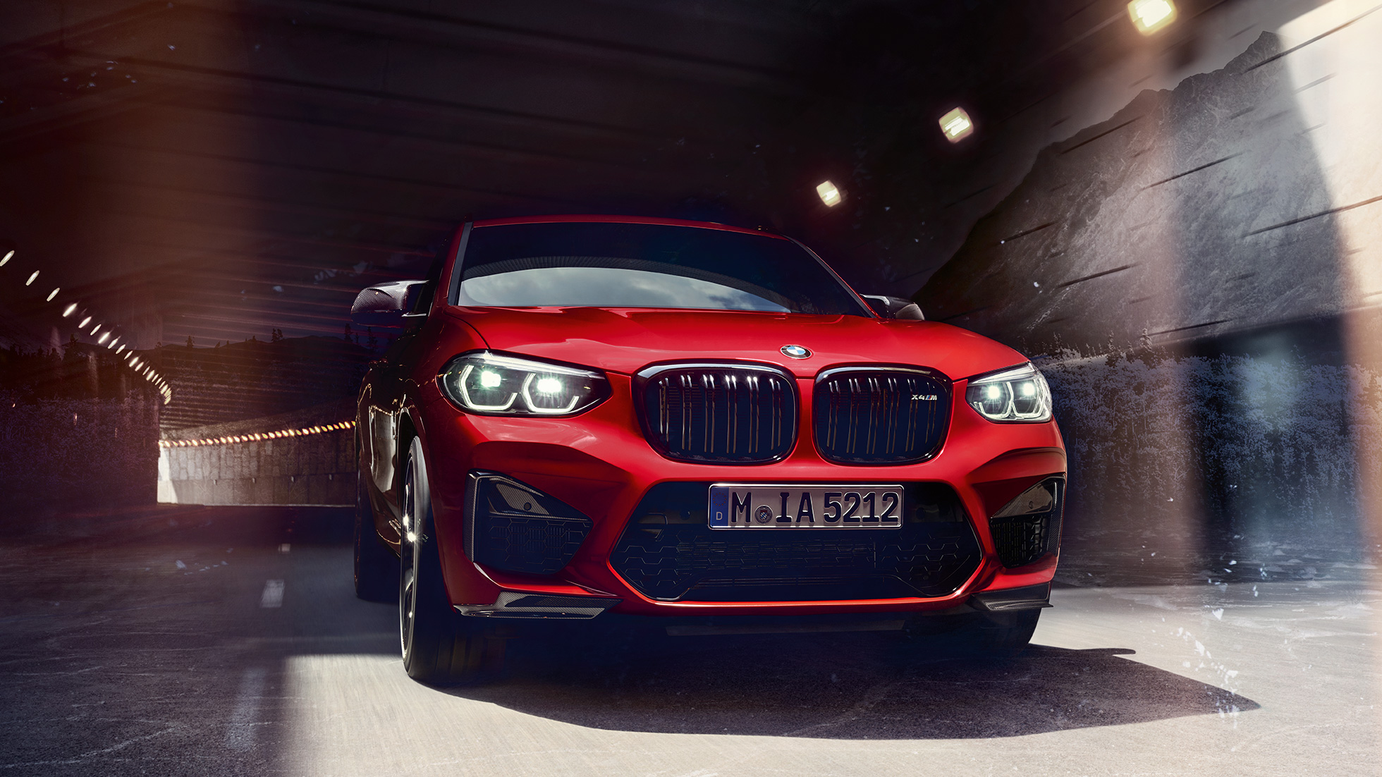 BMW X4 M Competition, elölnézet. Toronto vörös metálfényezésű BMW X4 M Competition, kívülről, elölnézetből.
