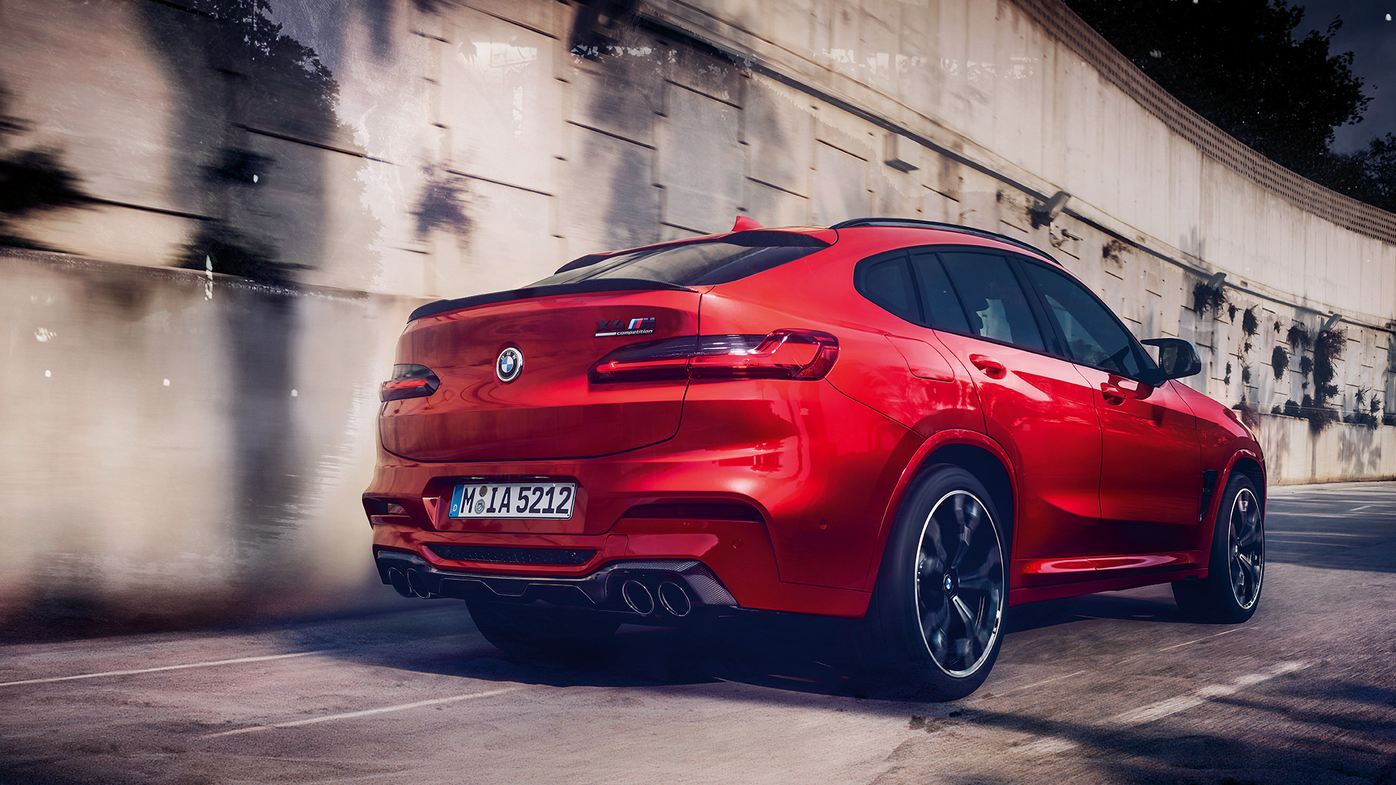 BMW X4 M Competition, karbon külsőtükör-borítások. Toronto vörös metálfényezésű BMW X4 M Competition, kívülről, M Karbon külső csomag, karbon külsőtükör-borítás.