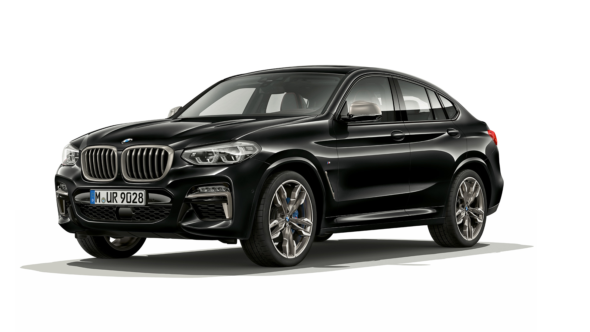 BMW X4 M40i és BMW X4 M40d, háromnegyedes elölnézet. Zafírfekete metálfényezésű BMW X4 M40i és BMW X4 M40d, kívülről, háromnegyedes elölnézetből, jobb oldal.