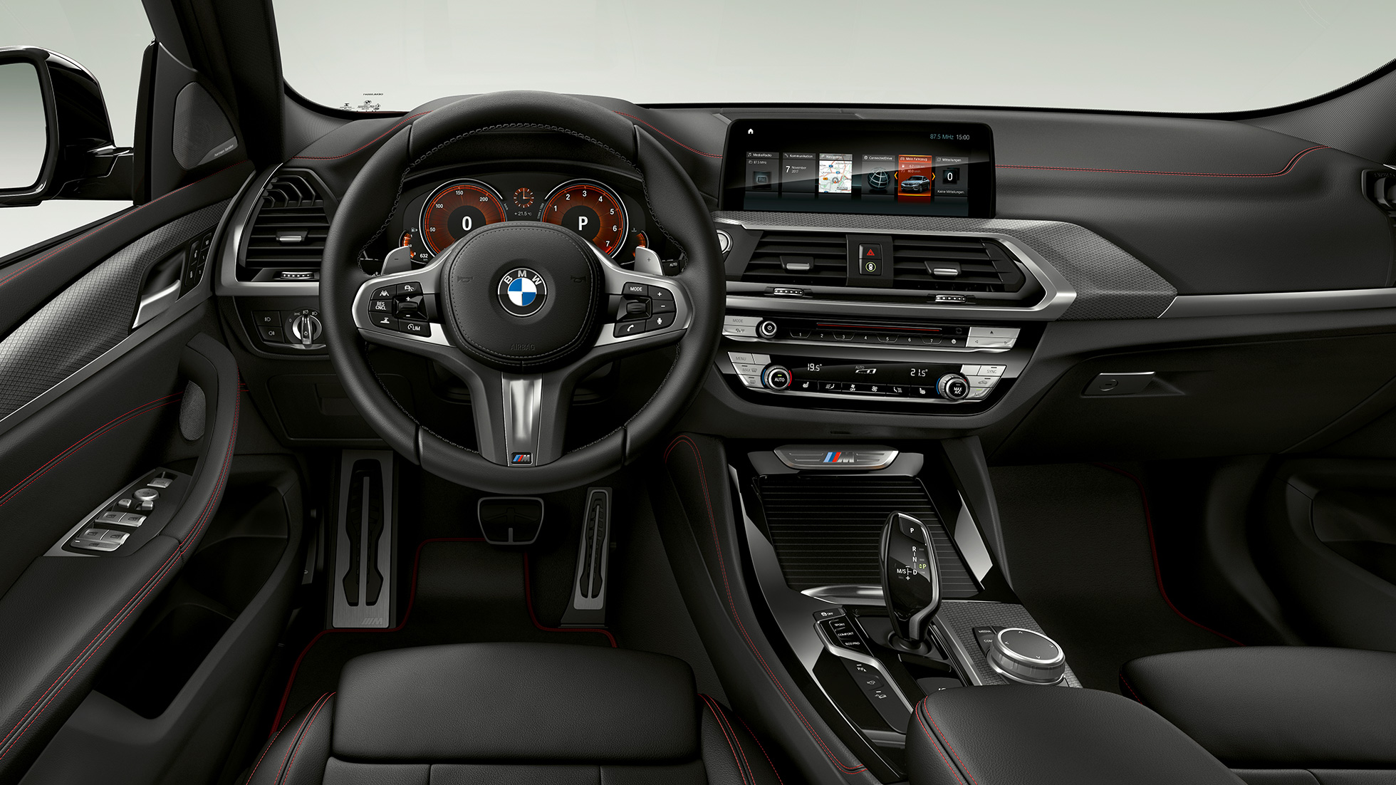 BMW X4 M40i és BMW X4 M40d, műszerfal. BMW X4 M40i és BMW X4 M40d, belső tér, műszerfal az M bőrkormánnyal és az M Sport ülésekkel.