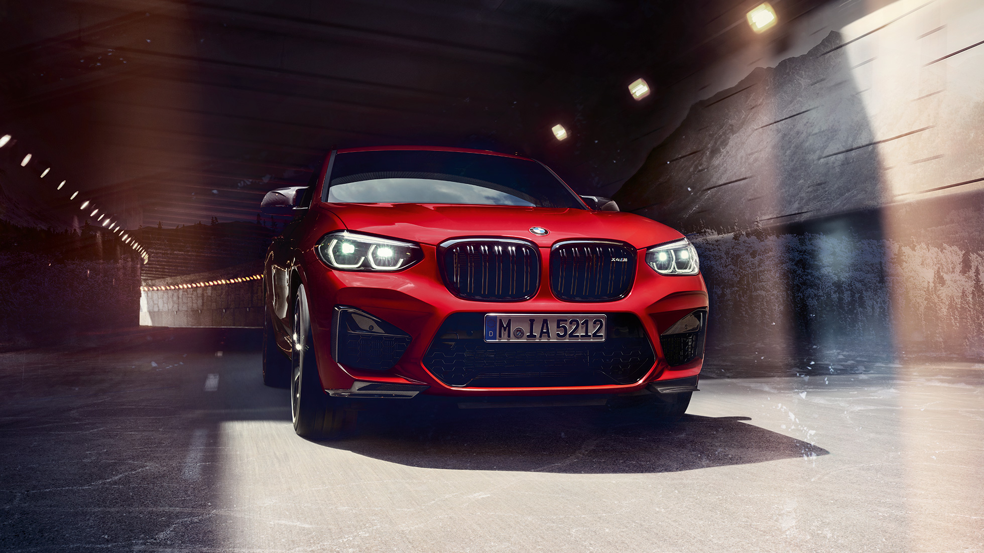 BMW X4 M Competition, háromnegyedes elölnézet. Toronto vörös BMW X4 M Competition, kívülről, háromnegyedes elölnézetből.