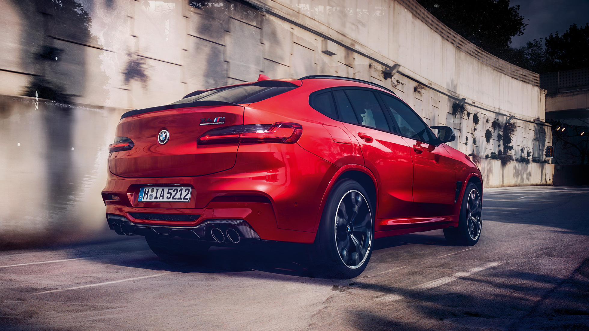 BMW X4 M Competition, rézsútos hátulnézet. Toronto vörös BMW X4 M Competition, kívülről, rézsútos hátulnézetből.