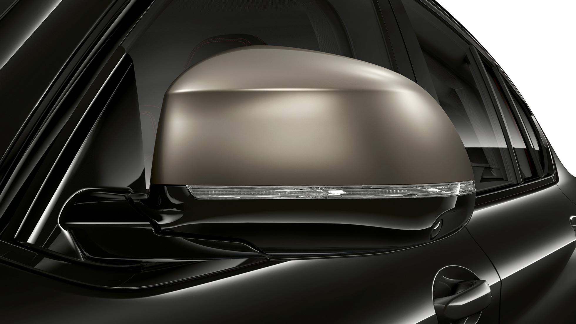 BMW X4 M40i és BMW X4 M40d, külsőtükör-borítások. Zafírfekete metálfényezésű BMW X4 M40i és BMW X4 M40d, kívülről, Cerium szürke, galvanizált külsőtükör-borítások.