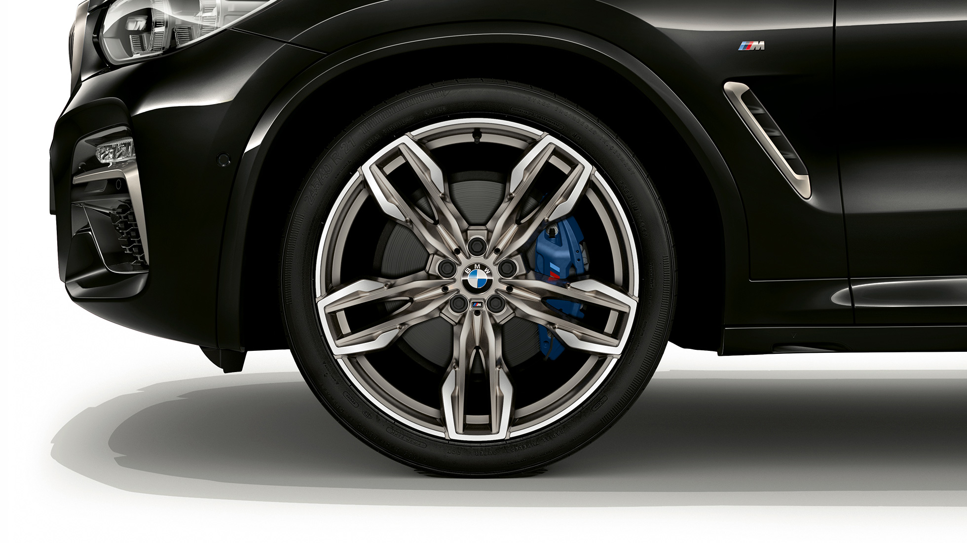 BMW X4 M40i és BMW X4 M40d, 21” méretű M könnyűfém keréktárcsák. Zafírfekete metálfényezésű BMW X4 M40i és BMW X4 M40d, kívülről, a 21” méretű, duplaküllős M könnyűfém keréktárcsák oldalnézetből.