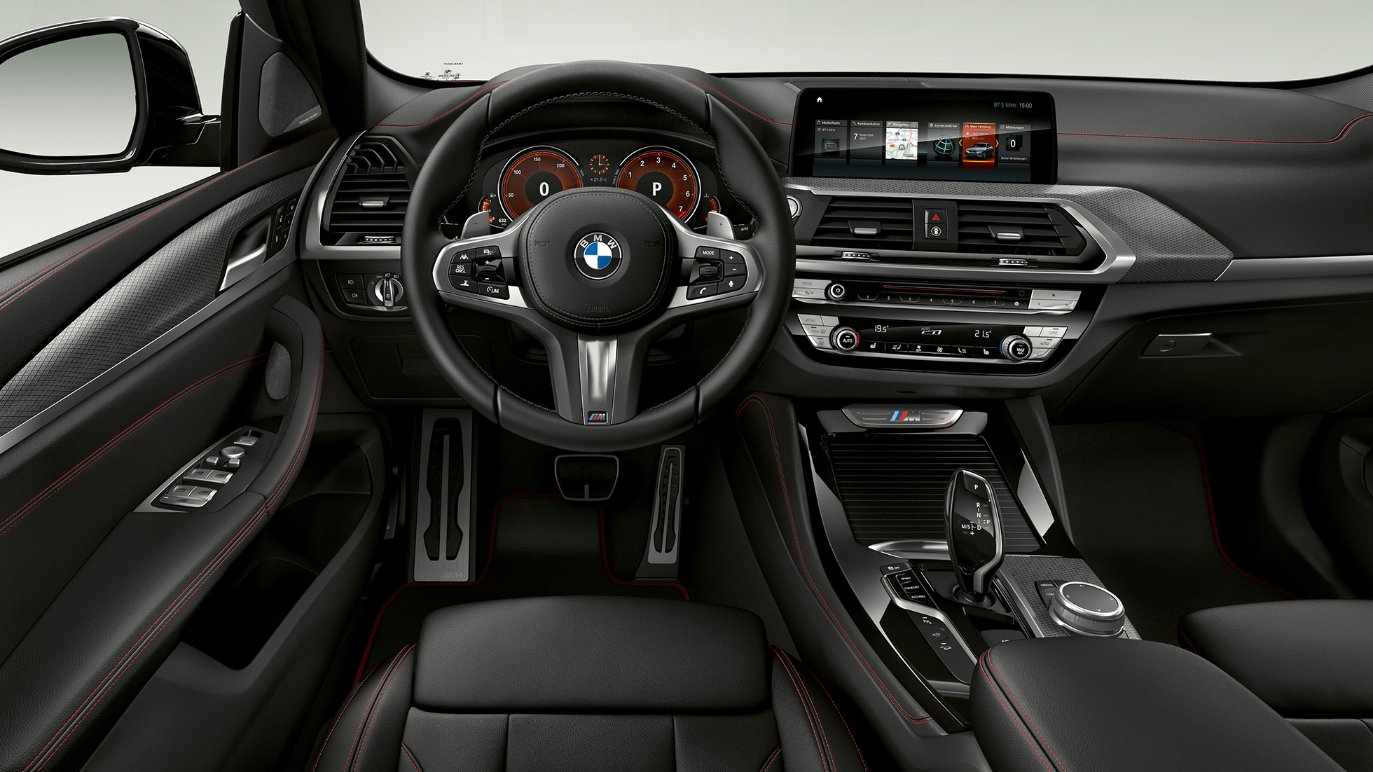 BMW X4 M40i és BMW X4 M40d, műszerfal. BMW X4 M40i és BMW X4 M40d, belső tér, műszerfal a sportülésekkel és az M bőrkormánnyal.