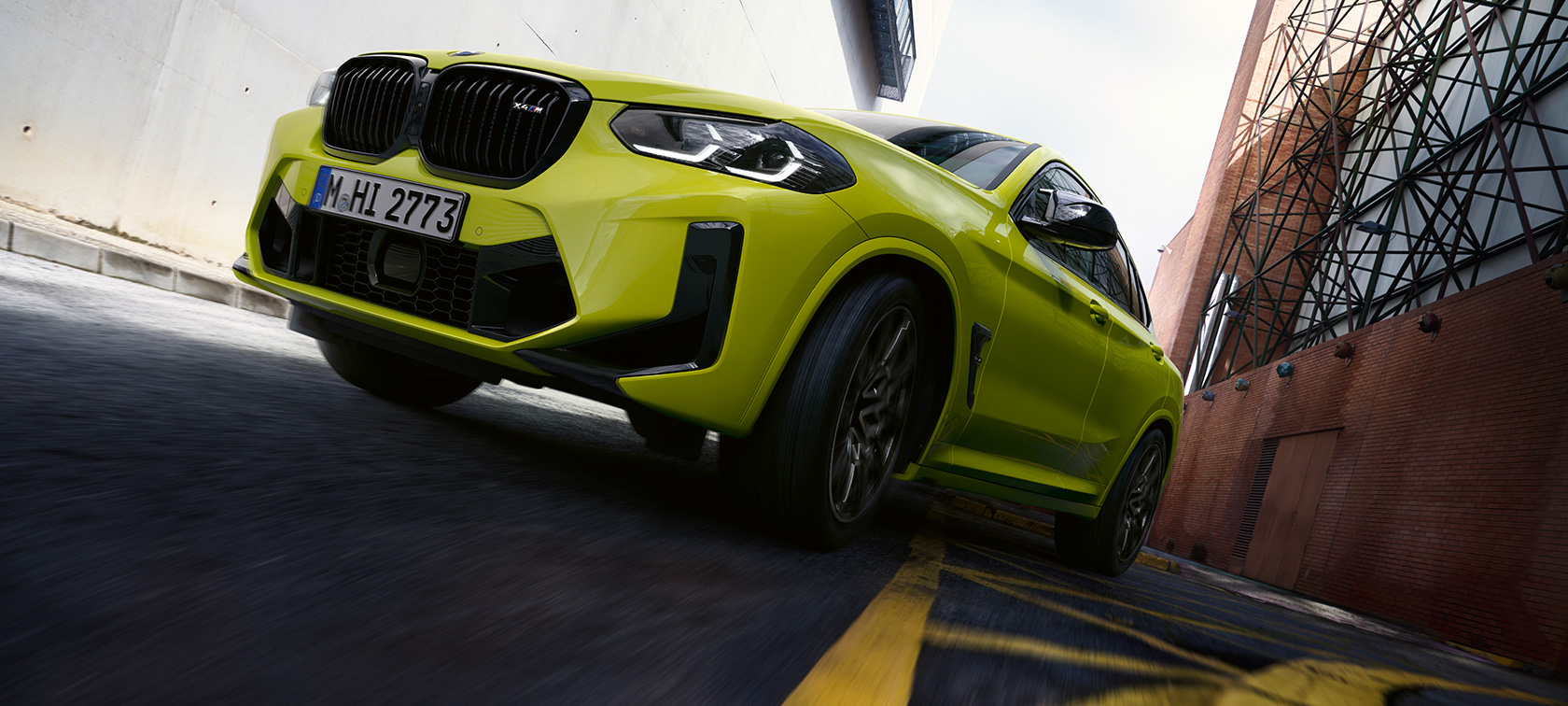 Alsó rézsútos elölnézet, BMW X4 M Competition, F98 LCI, 2021 BMW X4 M Competition, F98 LCI, Facelift 2021, egy alsó rézsútos elölnézetből látható, Sao Paulo sárga autó házak között halad
