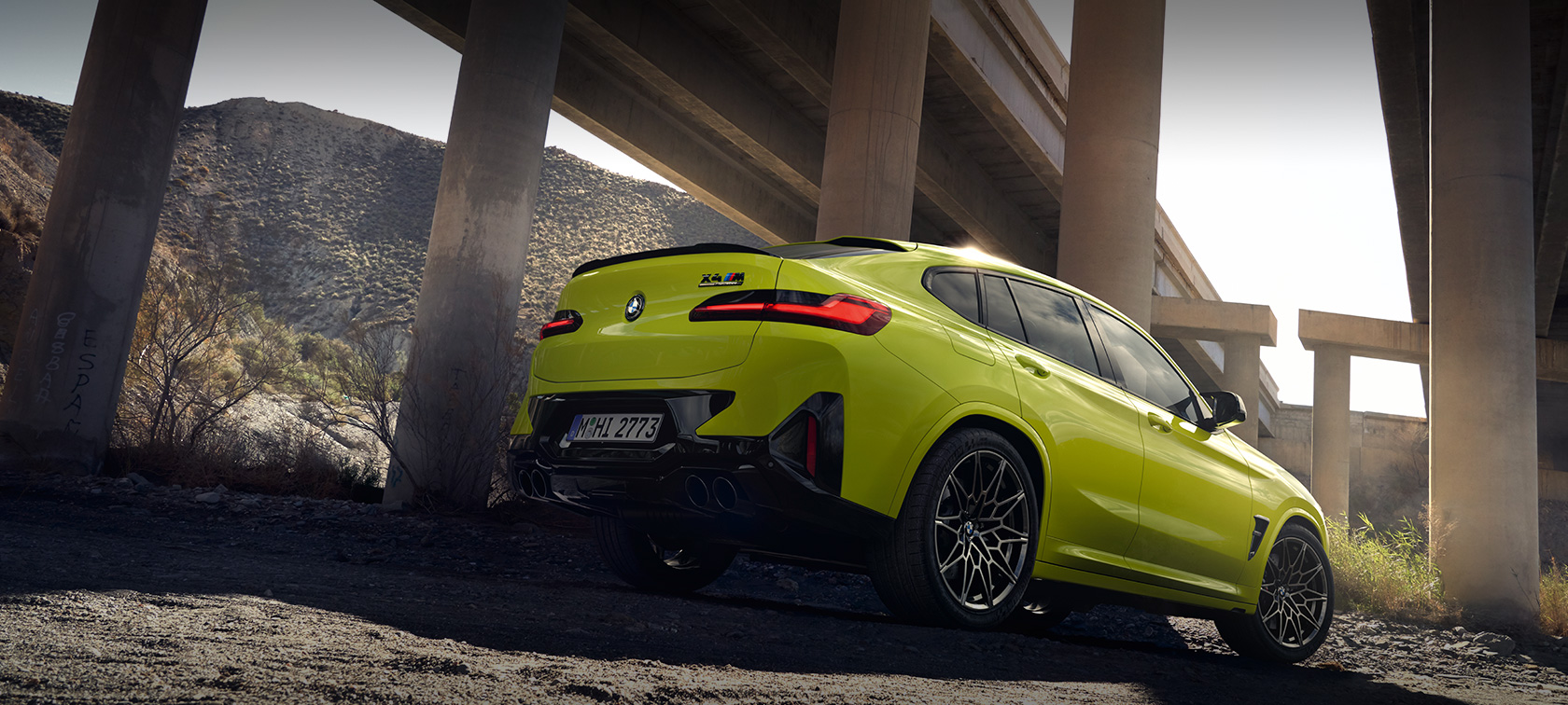 BMW X4 M Competition, F98 LCI, Facelift 2021, egy álló autó oldalnézetből BMW X4 M Competition, F98 LCI, Facelift 2021, egy álló, BMW Individual Frozen Portimao kék metálfényezésű autó