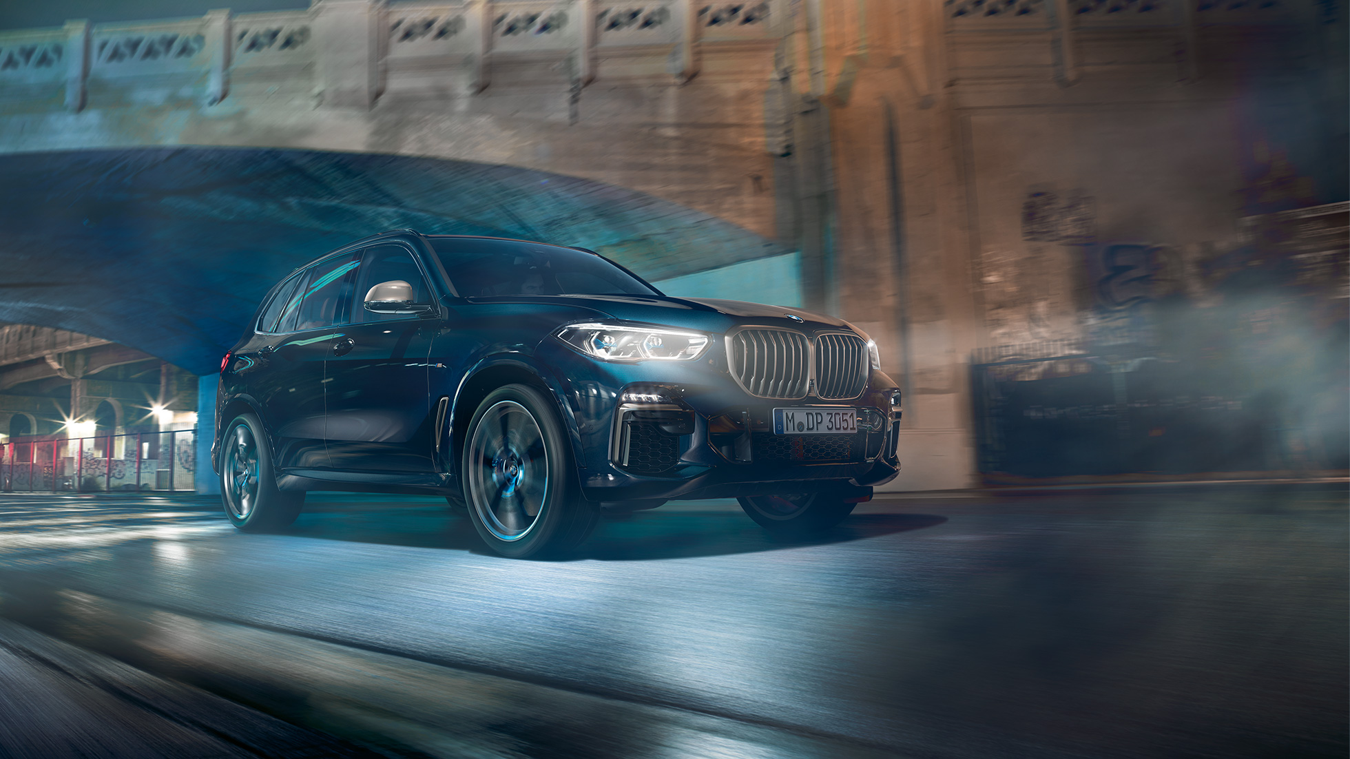 BMW X5 M50i M TwinPower Turbo 8 hengeres benzinmotorral Egy BMW X5 M50i M TwinPower Turbo 8 hengeres benzinmotorral, G05, Karbonfekete metálfényezés, rézsútos oldalnézet