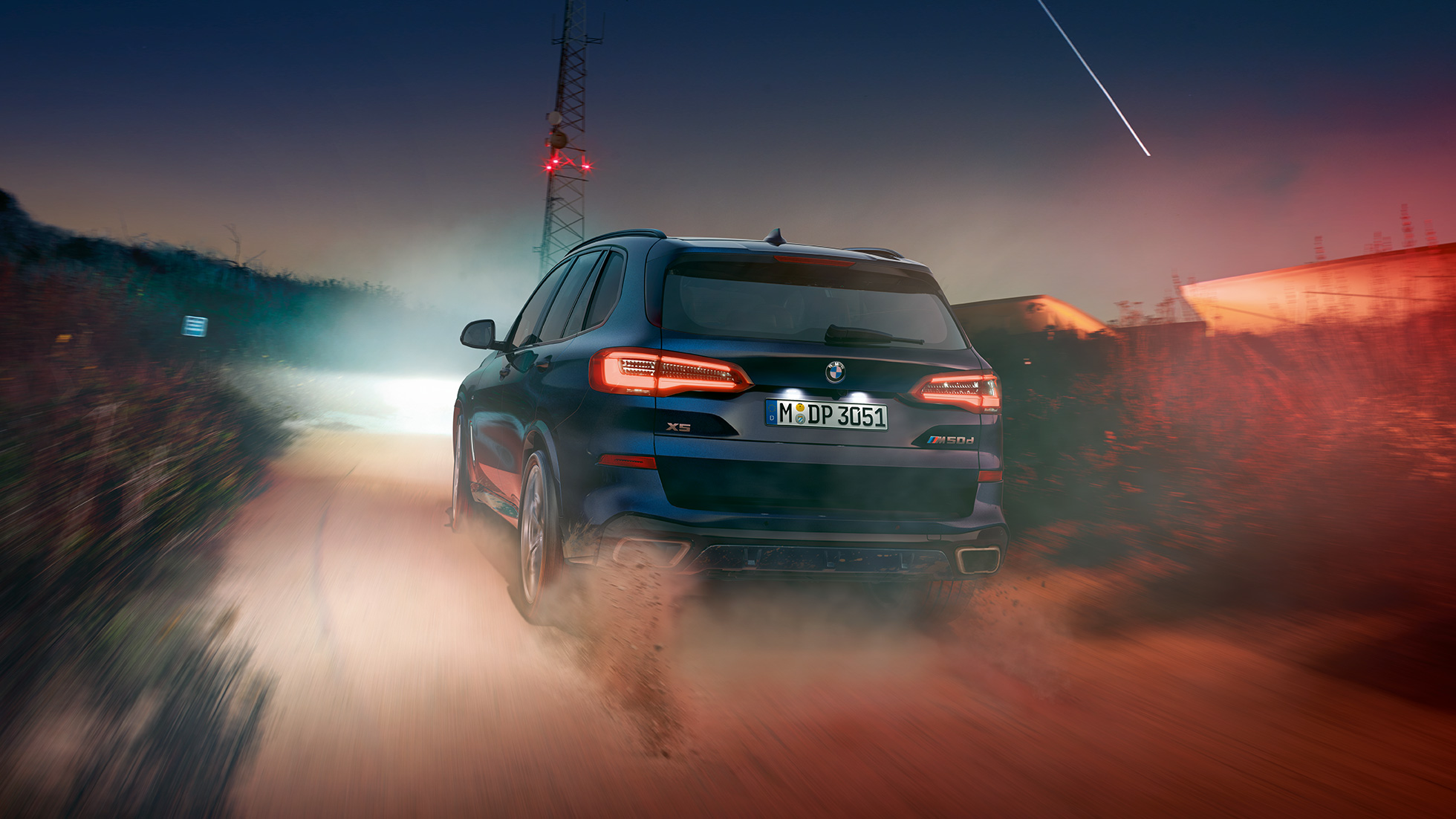BMW X5 M50d M TwinPower Turbo 6 hengeres dízelmotorral Egy BMW X5 M50d M TwinPower Turbo 6 hengeres dízelmotorral, G05, Karbonfekete metálfényezés, hátulnézet
