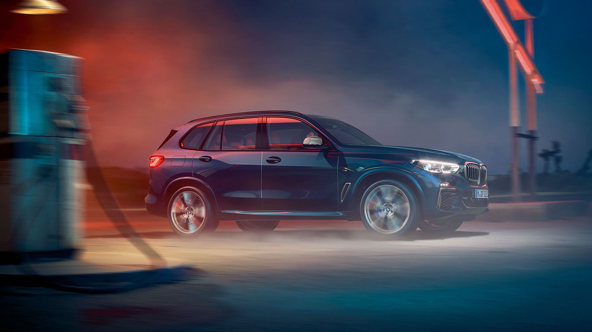 BMW X5 M50i, oldalnézet Egy BMW X5 M50i M könnyűfém keréktárcsákkal, G05, Karbonfekete metál, oldalnézet
