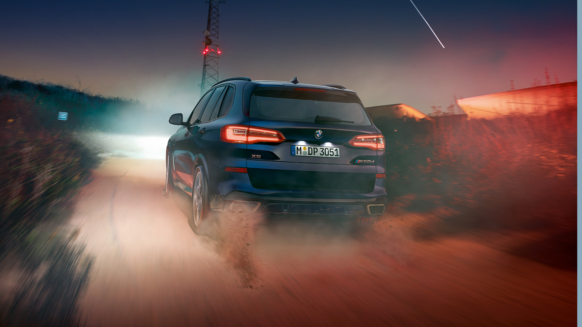 BMW X5 M50i, hátulnézet Egy BMW X5 M50i M tetőlégterelővel, G05, Karbonfekete metálfényezés, hátulnézet