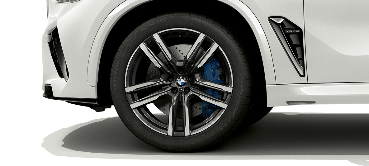 21" M könnyűfém keréktárcsák, kétszínű, Orbit szürke, BMW X5 M, F95 21" M könnyűfém keréktárcsák, kétszínű, Orbit szürke, BMW X5 M, Kristály fehér, F95, 2020, SUV, közelről