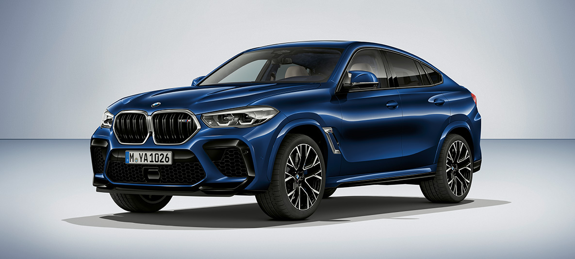 Egy BMW X6 M BMW Individual Tanzanite kék metálfényezéssel BMW X6 M, F96, SUV, 2020, BMW Individual Tanzanite kék metálfényezés, rézsútos oldalnézet