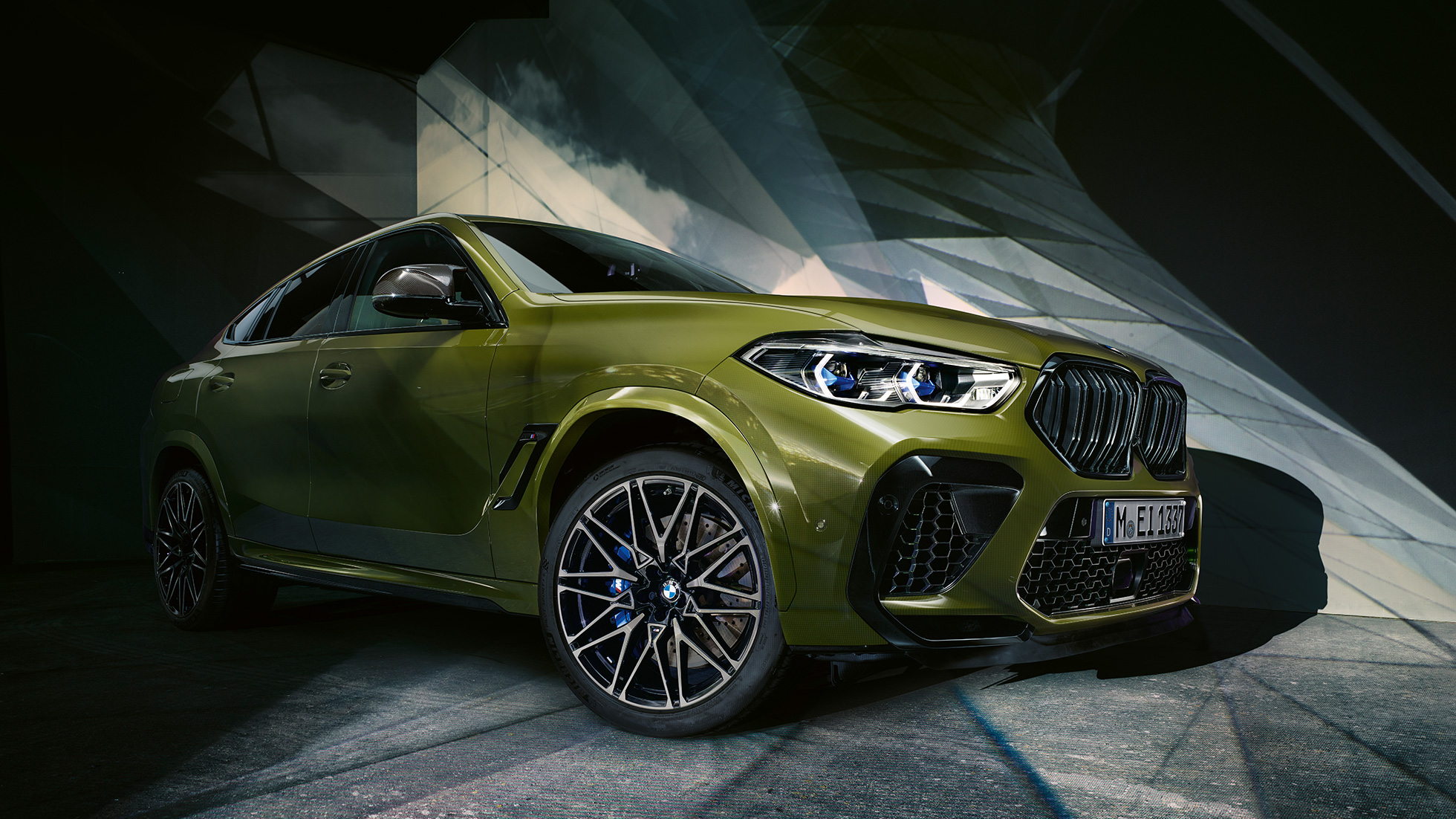 A BMW X6 M Competition külső dizájnja A BMW X6 M Competition külső dizájnja, F96, 2020, BMW Individual Urban zöld speciális fényezés, SUV, rézsútos elölnézet